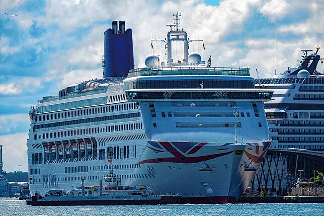 In Rostock-Warnemünde liegt das Kreuzfahrtschiff „Aurora“ im Hafen. Kreuzfahrten sind für die breite Masse üblich geworden. Für das ...