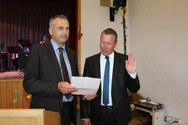 Bürgermeister Markus Hugger (rechts) wird von Bürgermeister-Stellvertreter Harald Jochum für weitere acht Jahre als Immendinger ...