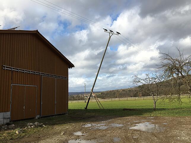 Sturm Sabine hat in Küssaberg-Dangstetten fast einen Strommasten zum Umstürzen gebracht. Mitarbeiter von ED Netze stabilisierten und ...