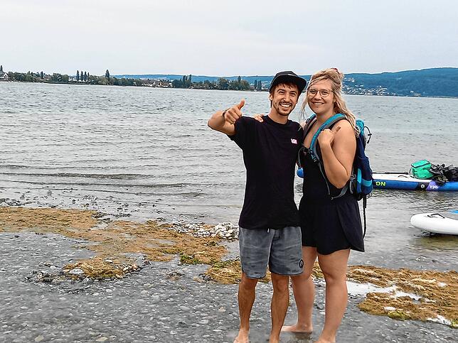 Stella Blum (rechts) und Daniel Huber haben das Niedrigwasser genutzt, um die Untiefe vor der Reichenau mit dem SUP zu besuchen.