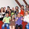 Das rote Sofa begleitet die Thalheimer Theaterakteure seit dem ersten Stück: (hinten, von links) Veronika Renner, Ruth Bleile, Jutta ...