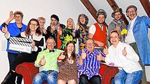 Das rote Sofa begleitet die Thalheimer Theaterakteure seit dem ersten Stück: (hinten, von links) Veronika Renner, Ruth Bleile, Jutta ...