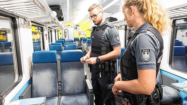 Bild : Zöllner erwischen fünf Drogenschmuggler &ndash; zwei haben 25 Kilo Kokain im Gepäck