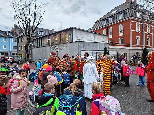 Bereits vor dem Schulbeginn trafen die Narren auf dem Schulfhof ein – sehr zur Freude der Kinder.