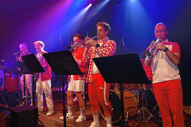 Bild 1: Buäbä & Maidli begeistern während dem 24. Showkonzert der Feuerwehrkapelle Pfohren das Publikum
