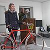 Das höchste Gebot gewinnt im Parkhaus West: Vorne führt Nina Maier das Fahrrad vor, hinten deutet Michael Moser, Leiter des ...
