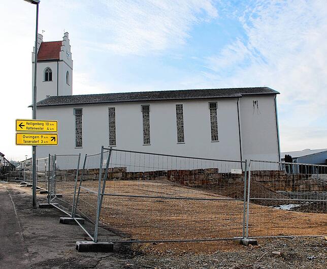Direkt neben der Kirche in Großschönach, auf dem so genannten „Huber-Areal“, sollen ein Dorfplatz sowie Parkplätze entstehen.