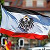 Eine Reichsflagge bei einer Querdenker-Demo in Stuttgart. Sie gehört zu den Symbolen, die sogenannte Reichsbürger verwenden.