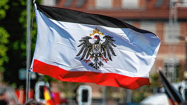 Eine Reichsflagge bei einer Querdenker-Demo in Stuttgart. Sie gehört zu den Symbolen, die sogenannte Reichsbürger verwenden.