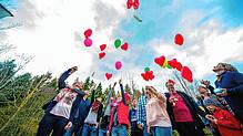 Beim gemeinsamen Abschluss einer Reha für verwaiste Familien der Nachsorgeklinik Tannheim lassen Eltern für ihre verstorbenen Kinder ...