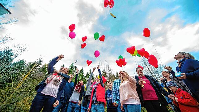 Beim gemeinsamen Abschluss einer Reha für verwaiste Familien der Nachsorgeklinik Tannheim lassen Eltern für ihre verstorbenen Kinder ...