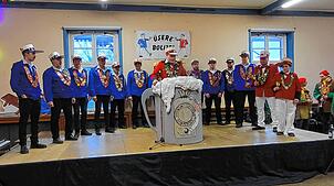 Obernarrenpolizist Tony Pinkert mit seiner Truppe in der Fahrkantine.