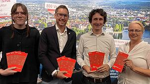Zoey Gebert, Verwaltungsdezernent Joachim Helff, Andreas Schneck und Monika Köhler (von links) aus der Abteilung Datenmanagement und ...