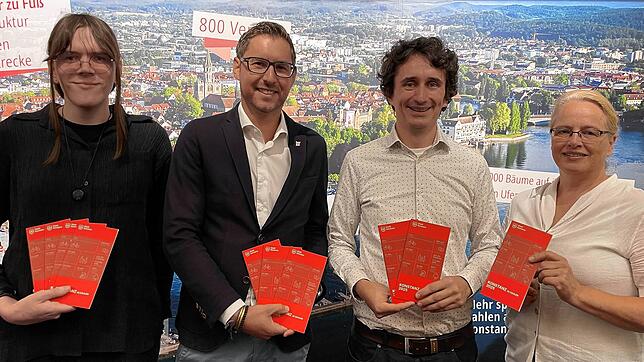 Zoey Gebert, Verwaltungsdezernent Joachim Helff, Andreas Schneck und Monika Köhler (von links) aus der Abteilung Datenmanagement und ...
