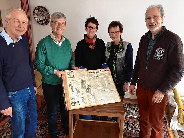 Karl Braun (zweiter von links) und die Stadtarchivarin Eveline Klein (mitte) sind selbst nach Tübingen zur Familie Gersbach gefahren, um ...