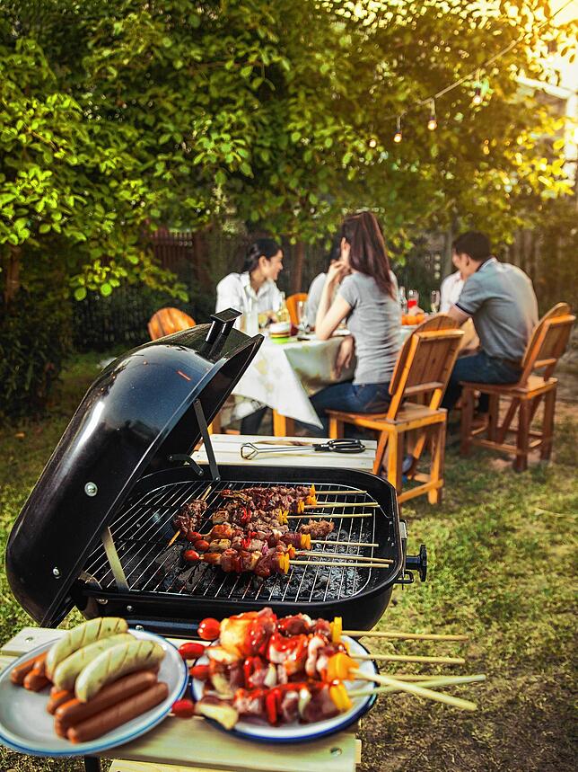 Eine Grillfest mit Freunden – im Sommer eine tolle Freizeitbeschäftigung.