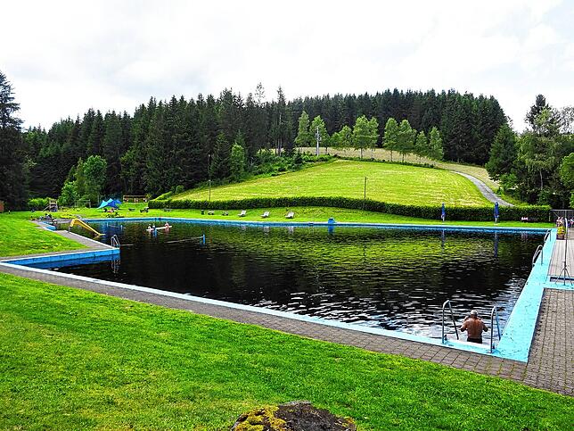 Badevergnügen im Herzen der Schwarzwälder Sommerfrische: Das Naturschwimmbad Schonach ist allein schon in der Breite über 50 Meter lang.