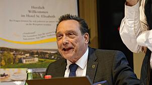 Bernhard Eisenhut (AfD) will als Direktkandidat in den Bundestag. Ein direktes Treffen hat er abgelehnt, das Bild zeigt ihn bei einer ...