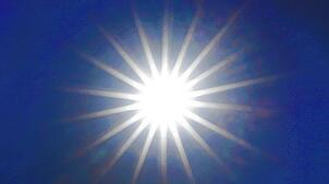 ARCHIV – Die Sonne strahlt von einem wolkenlosen Himmel. Der Deutsche Wetterdienst kündigt sommerliche Temperaturen an.