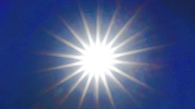 ARCHIV – Die Sonne strahlt von einem wolkenlosen Himmel. Der Deutsche Wetterdienst kündigt sommerliche Temperaturen an.