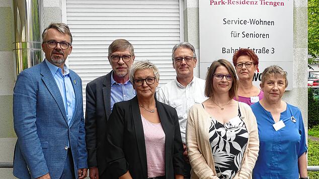 Sie feierten das 25-jährige Bestehen der Park-Residenz in Tiengen (von links): Martin Gruner, Eva Rzepecki, Georg Eble, Thomas Bomans, ...