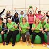 Die Damengymnastikgruppe des Turn- und Sportvereins Eggingen präsentiert ihre Übungsgeräte. Monika Pittelkow (vorn, Vierte von links) ...