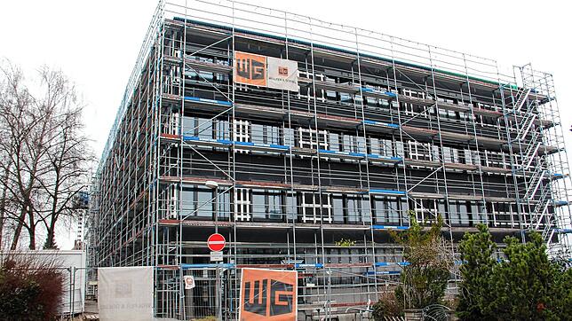 Noch immer eine Baustelle: Auch nach über drei Jahren Bauzeit ist das Pflegeheim auf der Mettnau noch nicht fertig. Im Sommer 2024 soll ...