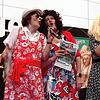 Die Landfrauen suchen Erholung auf der Urlaubsreise. Aber irgendwie wird daraus nichts, wie sich beim Bunten Abend herausstellt.