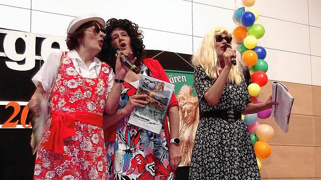 Die Landfrauen suchen Erholung auf der Urlaubsreise. Aber irgendwie wird daraus nichts, wie sich beim Bunten Abend herausstellt.