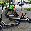Dreirädrige E-Scooter gibt seit April in Singen auszuleihen. Hier warten fünf Roller an der Ekkehardstraße Kreuzung Kreuzensteinstraße ...