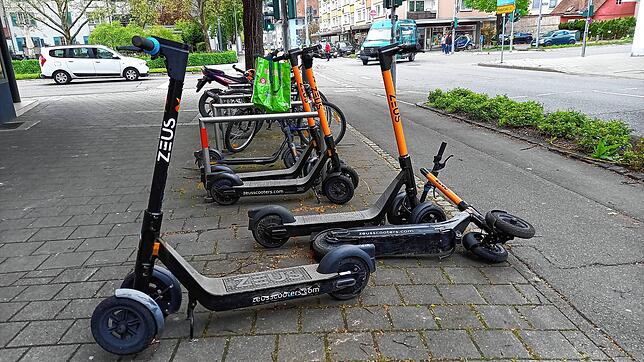 Dreirädrige E-Scooter gibt seit April in Singen auszuleihen. Hier warten fünf Roller an der Ekkehardstraße Kreuzung Kreuzensteinstraße ...