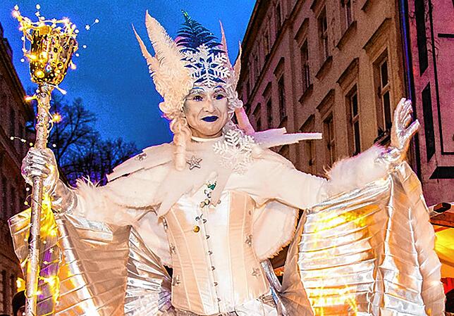 Engel und Fantasiewesen auf Stelzen wie den Künstler Flaming Rose kann man auf dem Weihnachtsmarkt in der Berliner Sophienstraße bewundern.
