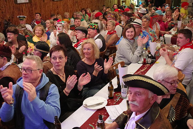Im Hexenkessel der Piraten vom Untersee brodelt beim Bunten Abend die Stimmung der Gäste auf höchster Temperatur.