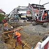 Mitarbeiter der Baufirma Storz kümmern sich im Bereich der Metzgerei Renz um die letzten Arbeiten an den Gas- und Wasserleitungen. ...
