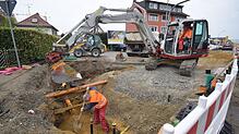 Mitarbeiter der Baufirma Storz kümmern sich im Bereich der Metzgerei Renz um die letzten Arbeiten an den Gas- und Wasserleitungen. ...