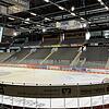 Auf der Gegengeraden der Helios-Arena wurden im Unterrang aus 1700 Stehplätzen 800 neue Sitzplätze. Im Oberrang gibt es künftig fünf ...