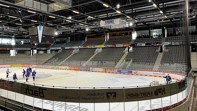 Auf der Gegengeraden der Helios-Arena wurden im Unterrang aus 1700 Stehplätzen 800 neue Sitzplätze. Im Oberrang gibt es künftig fünf ...