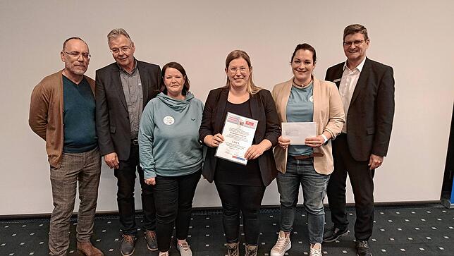 7. Platz: 1600 Euro gehen an den Bürgerverein Egg. Von links: Markus Vonberg, Rickenbachs Bürgermeisterstellvertreter Manfred Eckert, ...