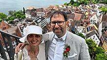 Wenn ein Hänsele ein Narro heiratet: Die frisch vermählten Ute und Harald Knauer auf dem 66 Meter hohen Münsterturm.
