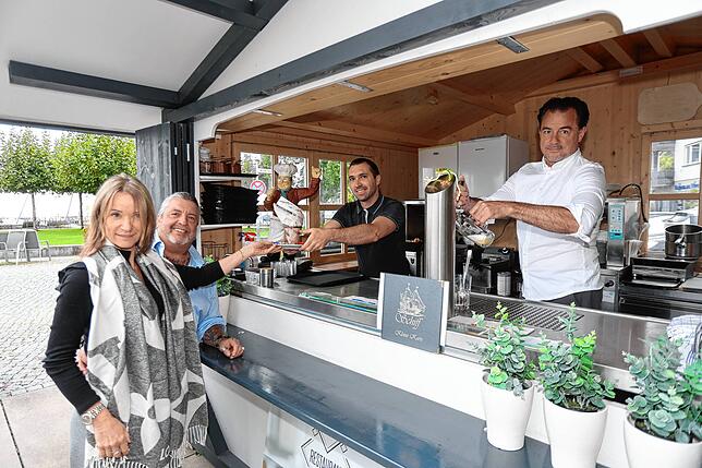 Wieder Betrieb auf der Terrasse: Die Gäste Silke Hüner und Frank Petermann bestellen ein Getränk und Taras Wozniak und Henning Heise, ...