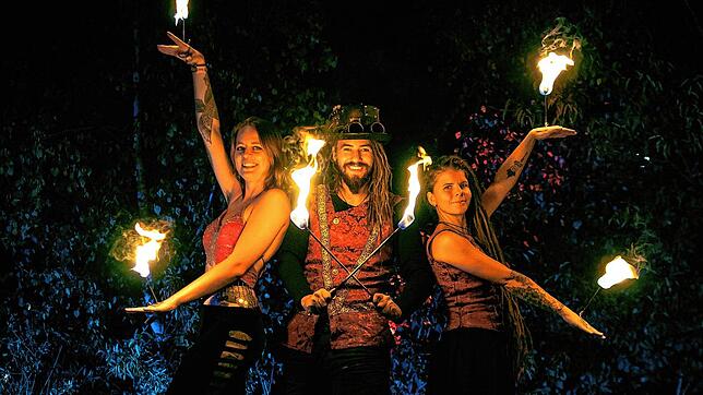 Südfeuer tritt mit einer Feuershow auf.
