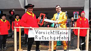 Anstatt über sieben Brücken musste Bürgermeister Selcuk Gök im goldenen Anzug nur auf eine einzige hölzerne gehen, um schließlich doch – ...