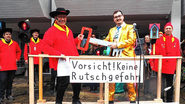Anstatt über sieben Brücken musste Bürgermeister Selcuk Gök im goldenen Anzug nur auf eine einzige hölzerne gehen, um schließlich doch – ...