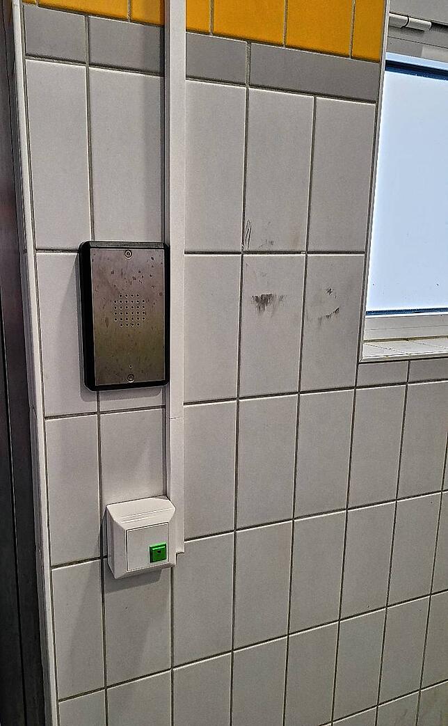 Die Gegensprechanlage in der Toilette funktioniert laut der Deutschen Bahn. Doch Katrin Morasch hat das schon ganz anders miterlebt.