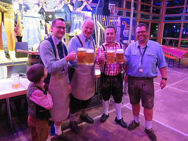 Brauereichef Hubert Hepfer, Bürgermeister Werner Müller, Musikvereinsvorsitzender Johannes Restle und Dirigent Jürgen Schatz (von links) ...