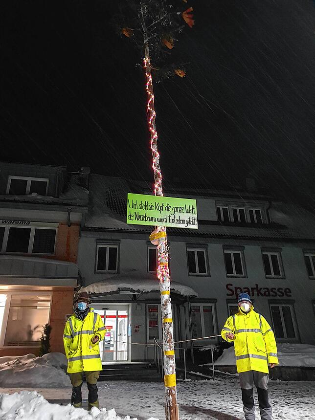 „Dieses Jahr ist er ein wenig kleiner ausgefallen“, berichtet Baumsteller Rainer Kenne, „aber egal, Hauptsache ...