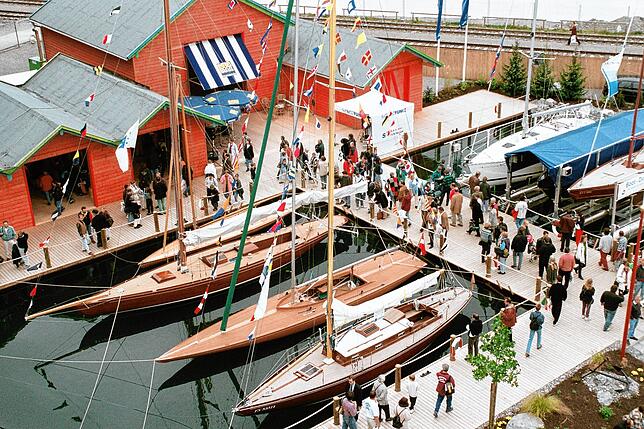1996: Das Sailing-Center wurde umgestaltet: Es entstand eine Hafenkulisse mit Holzbootshäusern und Stegen.