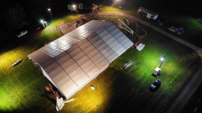 Fast fertig: Der Aufbau des Zeltes geht auf die Zielgerade. Dabei sind stets viele ehrenamtliche Helfer im Einsatz.