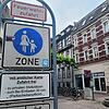 Der Beginn der Fußgängerzone in Radolfzell: Eigentlich ist deren Befahren verboten, doch es gibt Ausnahmeregelungen. Diese sollen nun ...