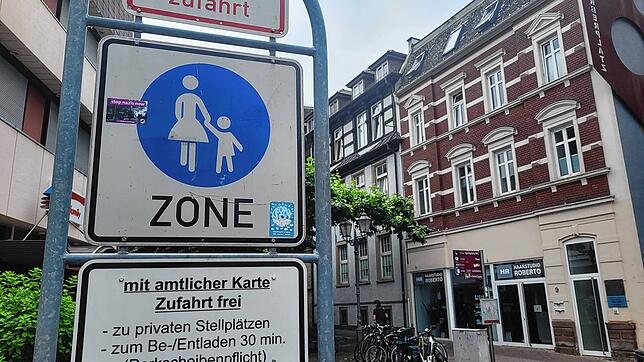 Der Beginn der Fußgängerzone in Radolfzell: Eigentlich ist deren Befahren verboten, doch es gibt Ausnahmeregelungen. Diese sollen nun ...